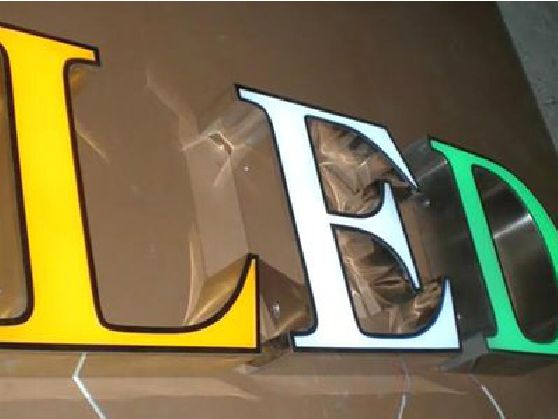 洛川介绍LED招牌的基础知识。